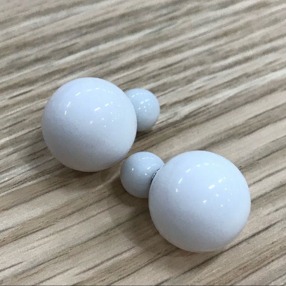 Jewelry - 🌟new🌟 white double sided ball stud earrings